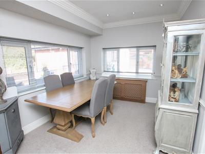 LOUNGE / DINING ROOM